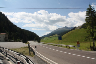 Grenze zwischen Österreich und Italien, Blick nach Italien. Diese blauen Schilder stehen nur an Straßen, nicht an Radwegen.