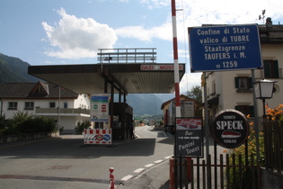 Schild an der Grenze, im Hintergrund die Schweizer Zollstation