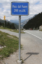 Schild auf der Passhöhe, aber nicht genau am höchsten Punkt der Passstraße