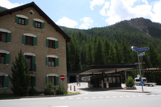 Punt la Drossa, Schweizer Zollstation und Nordportal des Munt-la-Schera-Tunnels, der nach Livigno in Italien führt
