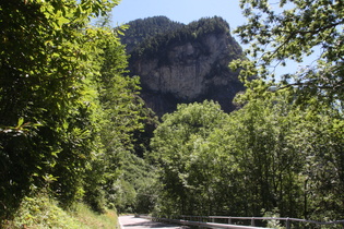 steile, teilweise überhängede Felswände säumen die Splügenstraße