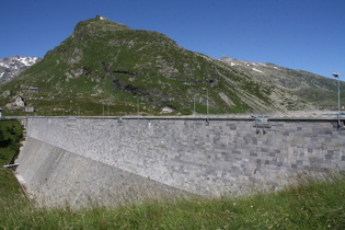 Staumauer des Lago di Monte Spluga, dahinter der Monte Cardine