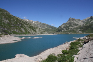 Blick über den Lago di Monte Spluga auf Monte Spluga und den Pizzo della Casa