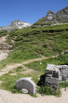 Splügenpass, Passhöhe, Blick nach Osten, alter Stein mit Höhenangabe