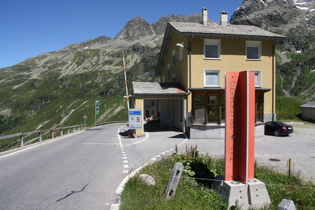 Schweizer Zollstation Splügenberg an der Nordrampe der Splügenstraße, dahinter die Äußeren Schwarzhörner