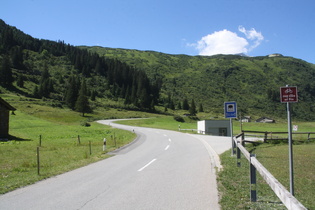 San-Bernardino-Pass, Nordrampe, unteres Ende in Hinterrhein: voller Velofahrspaß bei leichten Werten — die Schweizer wissen, was Fahrradfahrer (Schweiz: Velofahrer) wollen