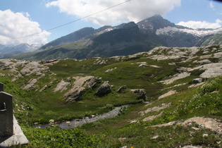 die Moesa unterhalb des Laghetto Moesola, Blick flussabwärts, im Hintergrund v. l. n. r.: Pizzo Pianaccio, Piz de Mucia und Cima dei Cogn