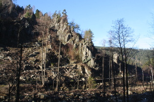 Adlerklippen mit Wanderweg und historische Wasserleitung im Okertal