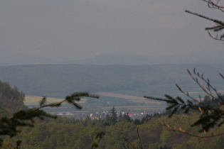 Zoom ins westliche Harzvorland, im Dunst das Leinebergland