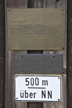 Schilder mit falscher Höhenangabe am Köterberghaus