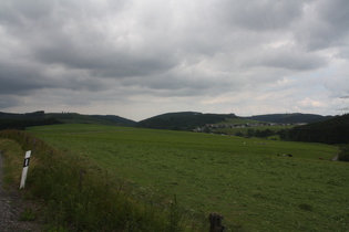 Abfahrt zwischen Obersalwey und Meinkenbracht, Blick über Meinkenbracht nach Norden