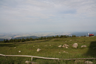 Blick vom Gipfelbereich über Wernigerode nach Osten
