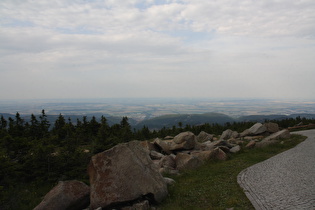Blick vom Gipfelbereich über Ilsenburg nach Nordosten
