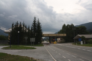 Staatgrenze zwischen Slowenien und Italien, Blick nach Italien und auf die ehemalige Grenzkontrollstelle