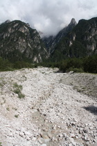 der fast trocken gefallen Torrente Gravsecca, Blick flussaufwärts