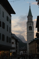 Blick über den Corso italia auf den Turm der Kirche Parrocchiale SS. Filippo e Giacomo, im Hintergrund der Monte Antelao