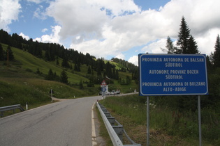 Nordrampe knapp unterhalb der Passhöhe, Grenze zwschen den Provinzen Südtirol und Belluno