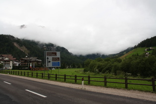 Corvara, nördlicher Ortseingang, im Hintergrund die Sellagruppe in Wolken