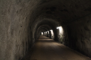 im östlichen der beiden Tunnel, Blick nach Westen …