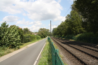 Radweg und Gleise der Stadtbahn in Hannover-Vahrenheide