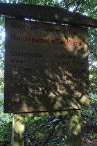 Schild "Norddeutsche Tiefebene" am Waldrand