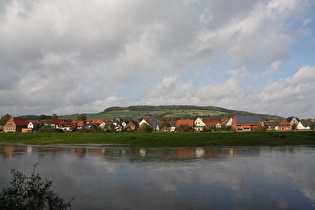 Blick über die Weser auf Pegestorf und den Schmautberg