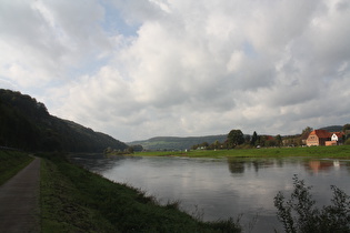 Weserradweg am Breitenstein, Blick flussaufwärts …