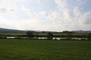 die Weser bei Reileifzen, am Horizont der Köterberg