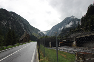 Teufelsstein und Nordportal des Gotthard-Straßentunnels nördlich von Göschenen