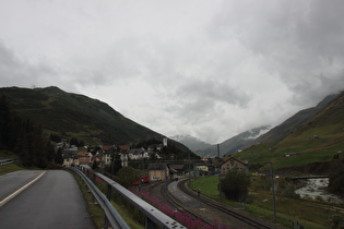 Blick auf Hospental, die Nordrampe des Gotthardpasses und die Reuss