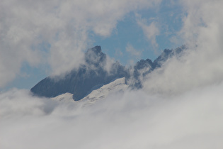 v. l. n. r.: Oberaarhorn mit Oberaargletscher und Scheuchzenhorn (in Wolken)