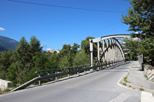 Brücke über die Rhône bei Sierre im Zuge der Rhone-Route, dahinter Reste des prähistorischen Bergsturzes am anderen Flussufer