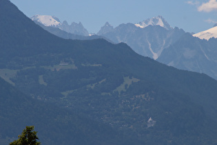 Zoom über La Tzoumaz auf v. l. n. r.: Aiguille d'Argentière und Aiguille du Chardonnet (beide vereist)