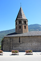 die romanische Kirche in Saint-Pierre-des-Clages, Südhälfte mit achteckigem Turm …