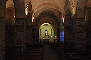 Innenraum der Kirche, Blick zum Altar …