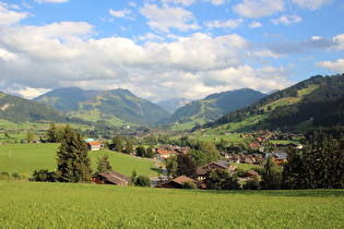 Westrampe des Saanenmöser, Blick nach Süden über Gstaad ins Lauenental zwischen v. l. n. r.: Wasserngrat und Höhi Wispile