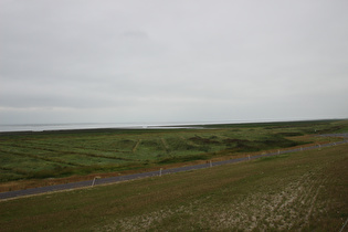 … und Blick nach Nordosten, am Horizont v. l. n. r.: Spiekeroog und Wangerooge