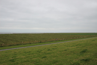… und Blick nach Nordosten, am Horizont v. l. n. r.: Spiekeroog und Wangerooge