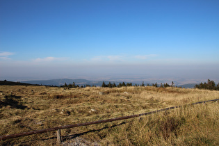 Blick vom Gipfelbereich über Ilsenburg nach Nordosten