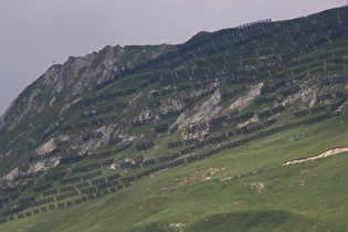 Zoom auf den Gipfelbereich des Pfeiler mit Lawinenverbauungen