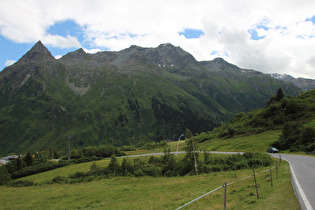 … und Blick über die Ostrampe des Zeinisjochs auf Berge der Silvretta