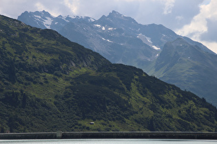 Zoom auf die Staumauer, im Hintergrund Berge der Silvretta