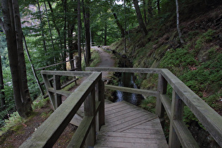 Holzbrücke über dem Graben zum Radau-Wasserfall