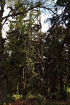 ein aufgegebener, verrottender Turm nahe dem Kalenberg