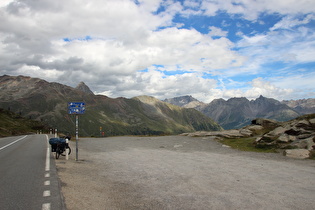"Dach der Etappe": Berninapass (Passhöhe Straße); Blick auf die Cima di Cardan über dem Val Laguné