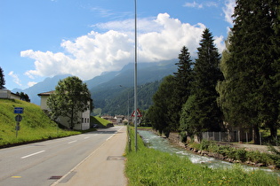 Südrand von Poschiavo, Blick talabwärts über Berninastraße und Poschiavino