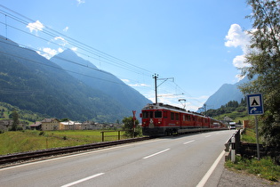 ein talaufwärts fahrender Zug auf der Berninabahn südlich von Li Curt, Blick talabwärts