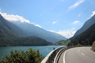 Blick über den Lago di Poschiavo talabwärts auf Miralago