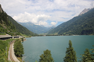 Blick über den Lago di Poschiavo talaufwärts auf La Prese (GR)