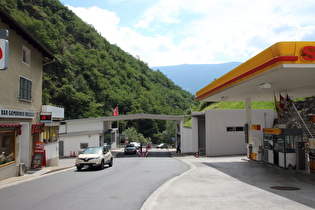 Blick talabwärts auf den Schweizer Grenzübergang in Campocologno